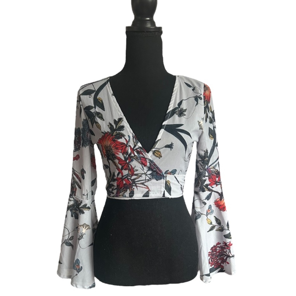 5/25$ ✨ Floral Wrap Crop Top with Flounce Sleeves